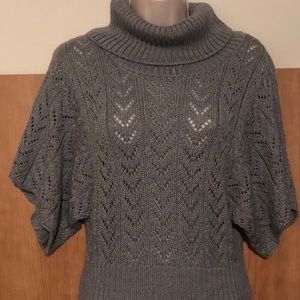 Women’s cable knit short sleeve sweater size M